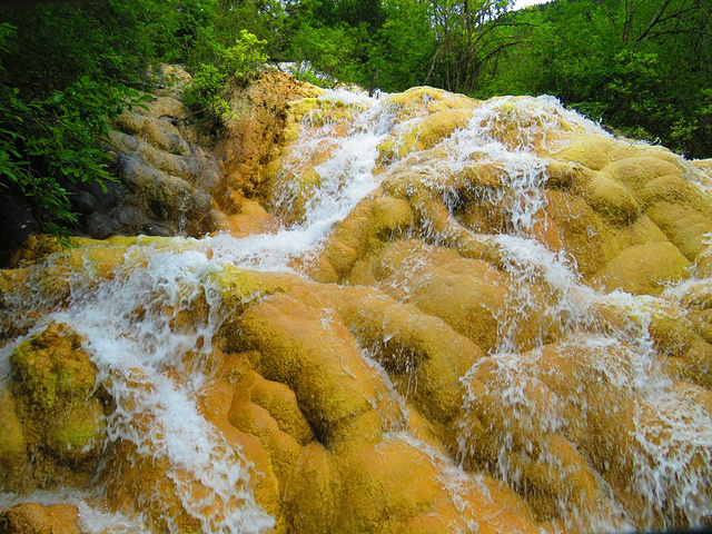 一种汹涌而来的气势,一种饱满的激情,一种蓄积已久