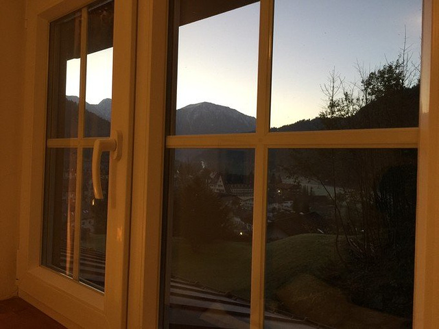 窗外的景色越发美丽了天蒙蒙亮了惊喜一点点浮现开来一切不舒服都散开