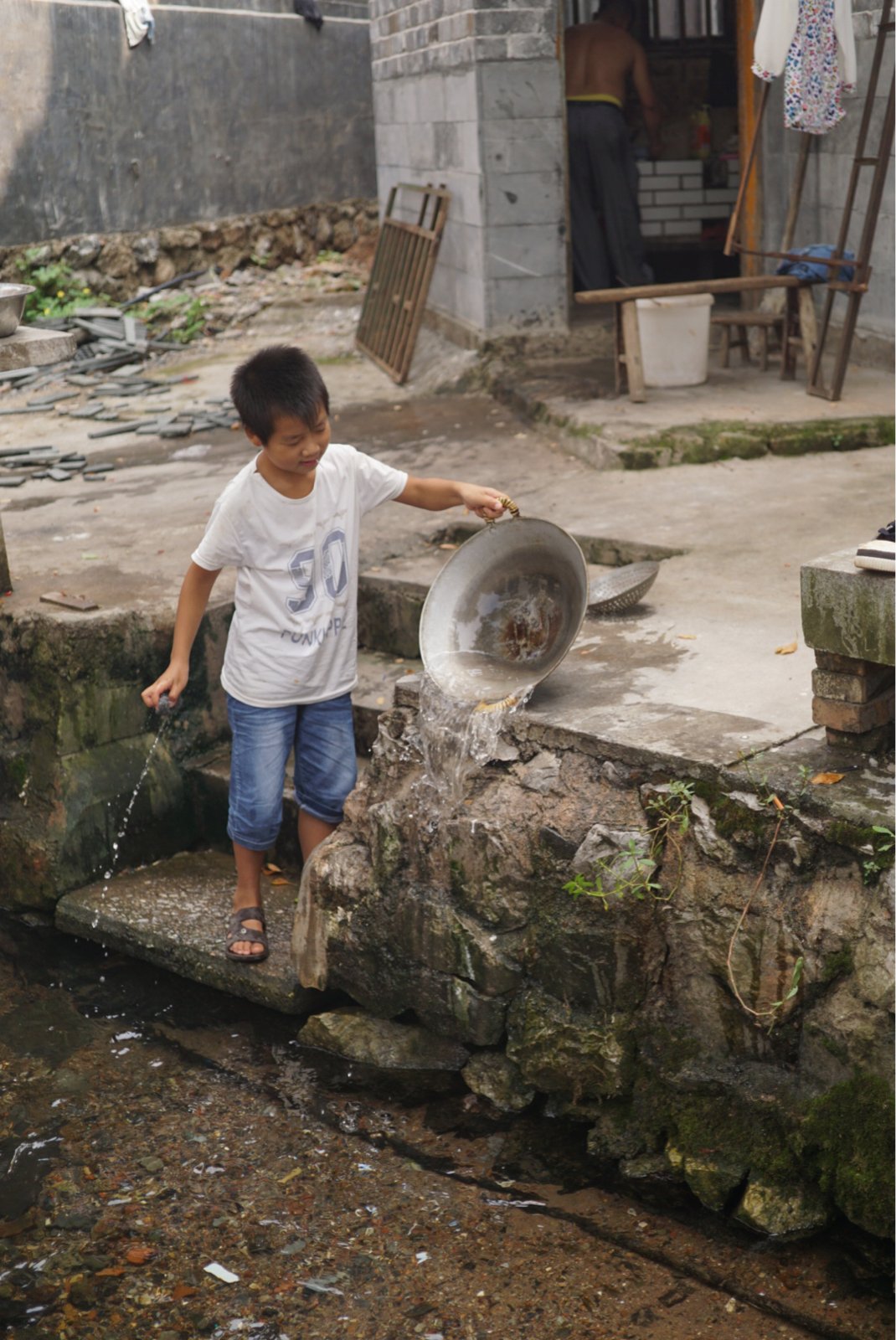 农村的小孩总是特别能干,从小开始做家务~看来城市的小孩除了耍臭屁