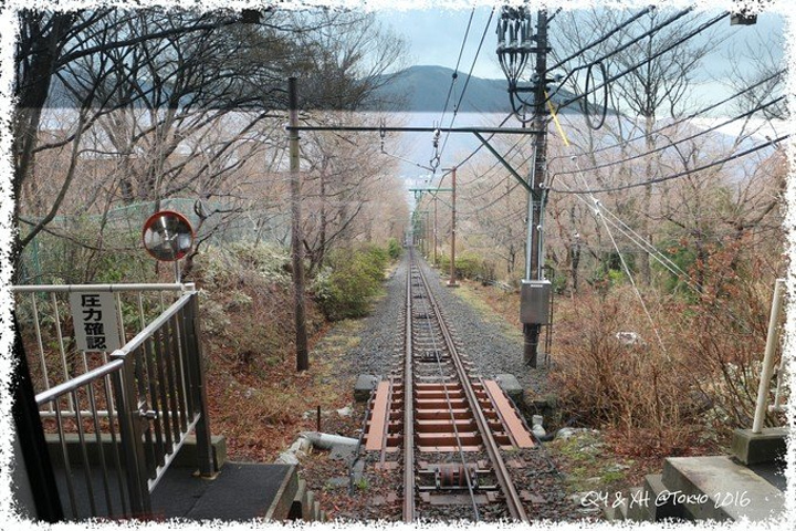 下雨天,在这温泉胜地,到处都是雾=什么都看不