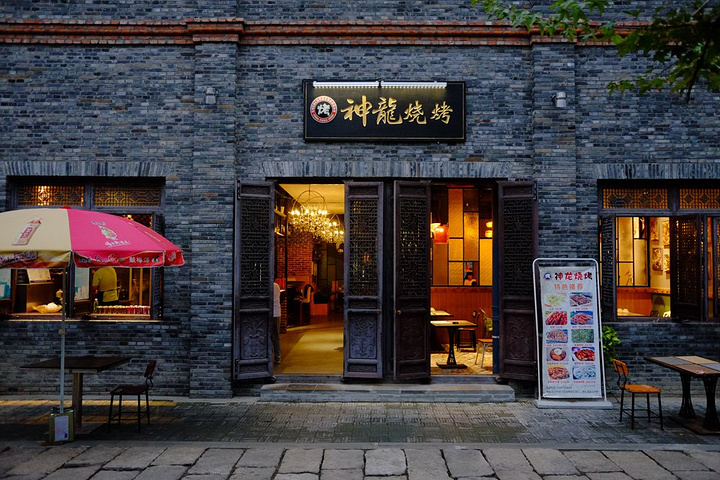 这家就是我之前说的味道特别香的烧烤店.对不起!教堂的对面是