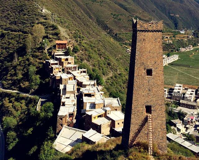 松岗直波八角古碉群景区