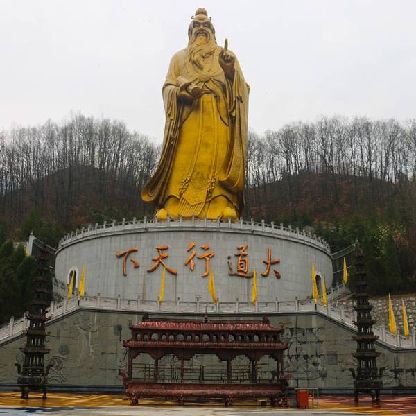 因为我爬山的时候还很早,进去之后员工还正在开会,我就自己去老子庙了