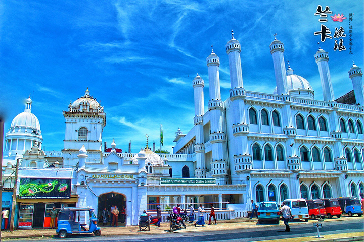 囧这座清真寺是一座被阳光侵蚀了颜色的饱经沧桑的建筑,位于肉桂花园