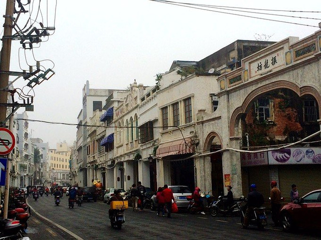 海口骑楼老街是海口市一处最具特色的街道景观其中最古老的建筑四牌楼