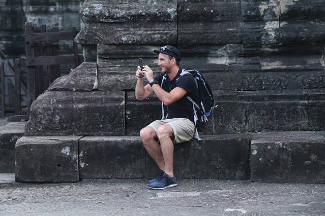这个高大威猛的男人要开始放大把大把的狗粮了,面带笑意地在拍着什么.