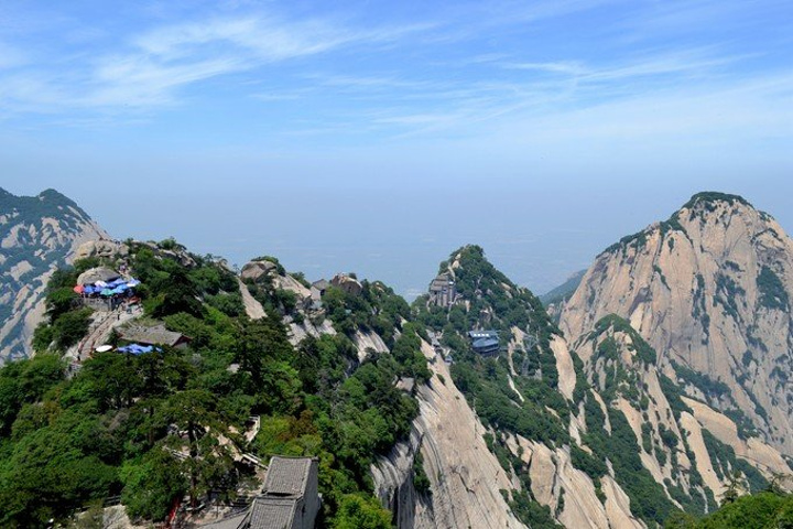 东临飞鱼岭峡谷长约百余米宽不足三尺中突旁收游人在上面行走心旌神摇