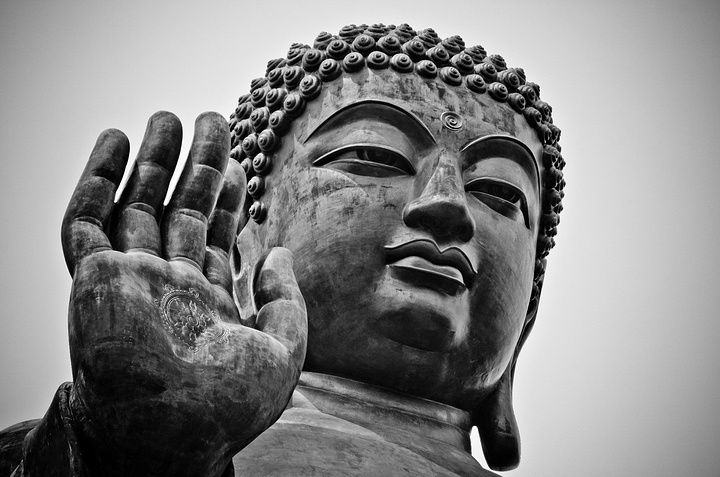 上看到一位擅长拍摄黑白照片的摄影师作品影集见到这尊大佛的照片非常