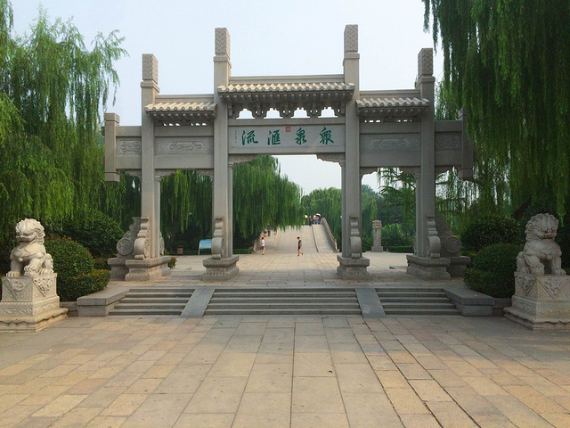 超然楼也在这里来到了大明湖的荷花地带,全部都是荷花,应该是西门一直