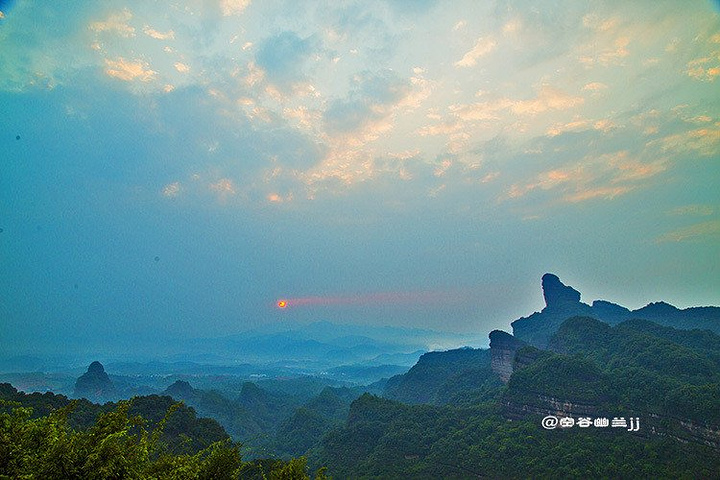 "...叠翠，连绵起伏，“无限风光在险峰”的诗情画意，得到淋漓尽致的体现，让人感受到世界名山的神奇魅力_丹霞山"的评论图片