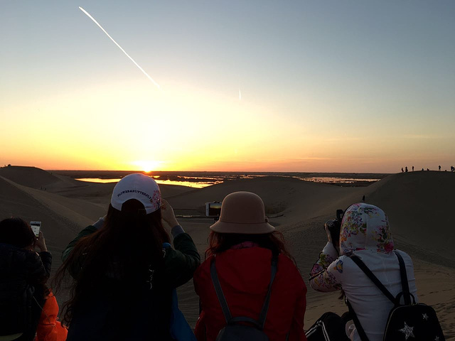 "远处有一道风景，风景在看日落，哈哈…。终于见到真正的纯沙漠了……。这个🐑杂碎一般。这🐫有点孤单_巴丹吉林沙漠"的评论图片