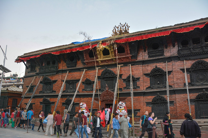 只剩下残破的塔基,与之同样命运的还有非常古老的独木庙,加德满都的