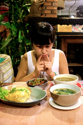 晚上8点多,真的已经快饿晕了看我丧气的表情就知道了_huen phen&quot