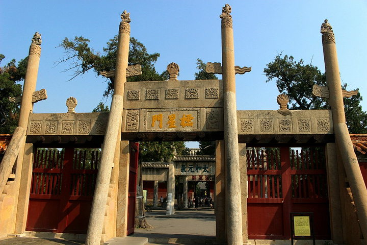 有一家小店,卖一些纪念品的,其实还是挺好看的,就