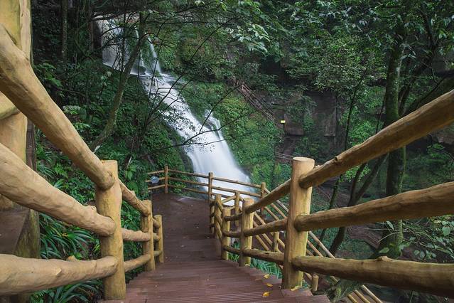 女娲池白龙潭瀑布