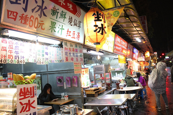 "吃饱饱，步行去辽宁夜市，这个时候我觉得真的是中雨了，雨真的还蛮大的_辽宁街夜市"的评论图片