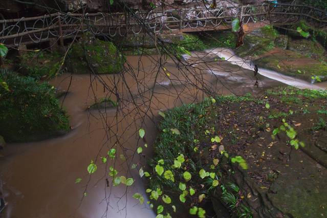 女娲池白龙潭瀑布
