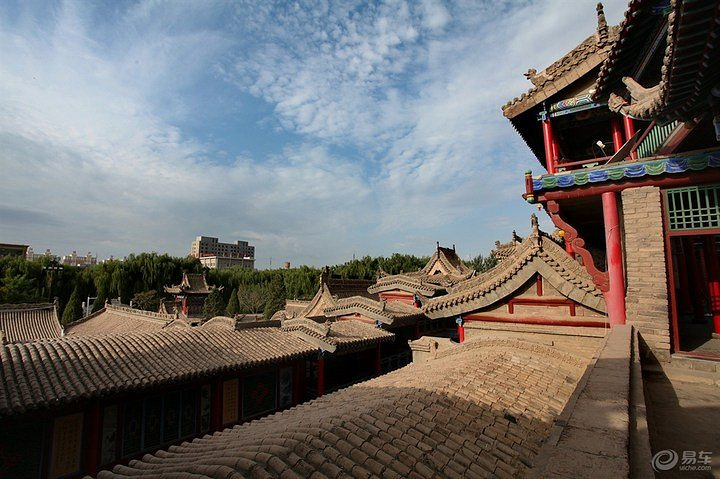 大悲楼位于寺院最高处,属于八角宝塔式建筑.