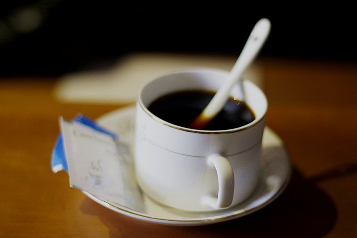 喝下一口美式咖啡 就好像在品味人生的苦涩咽下去后嘴里残留的香味 又好