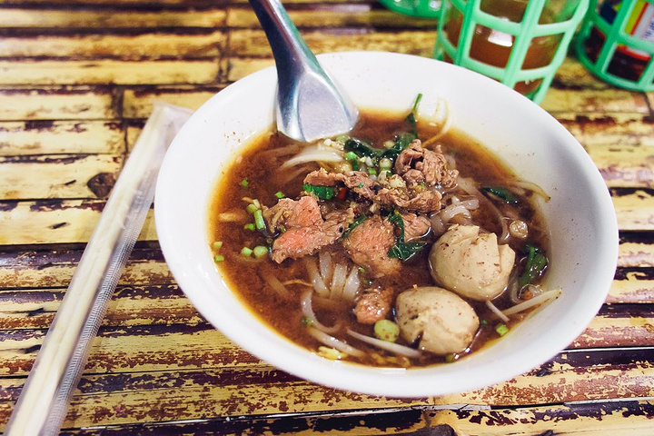 "冬阴功汤，每餐必点。5星评价看名字就知道是卖面，而且是汤面，在泰国这可不多见。开放式厨房就在路边_Ao Nang Boat Noodle"的评论图片