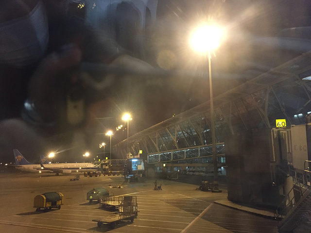 凌晨飞机上海浦东机场出发可在飞机起飞前三个小时更换登机牌到达