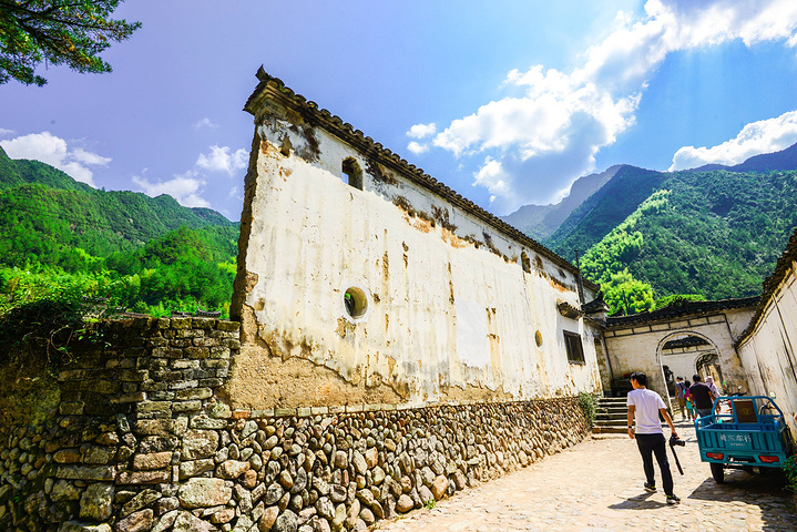 迤逦秀丽宛如仙境的田园风光,典型浙南民居特色的黄墙黛瓦原始古村落