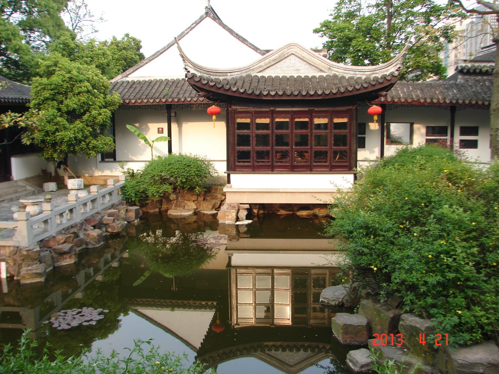 书院很小亭台楼榭一池春水更像是一个小型园林一刻钟便可走遍只有伶仃