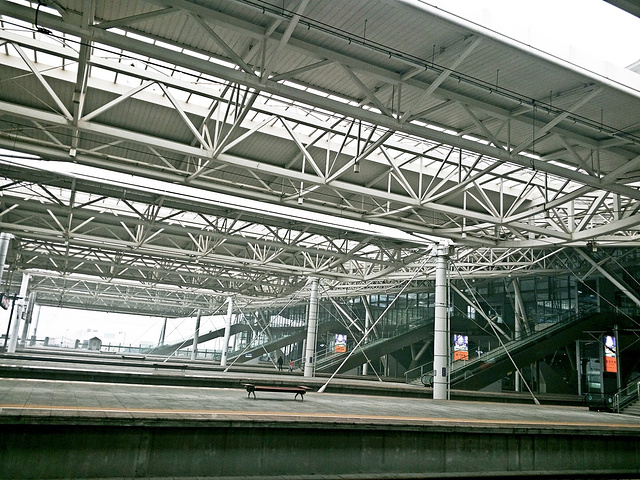 特别符合青岛这个海滨城市的身份七万平米大的无站台柱雨棚也是一大