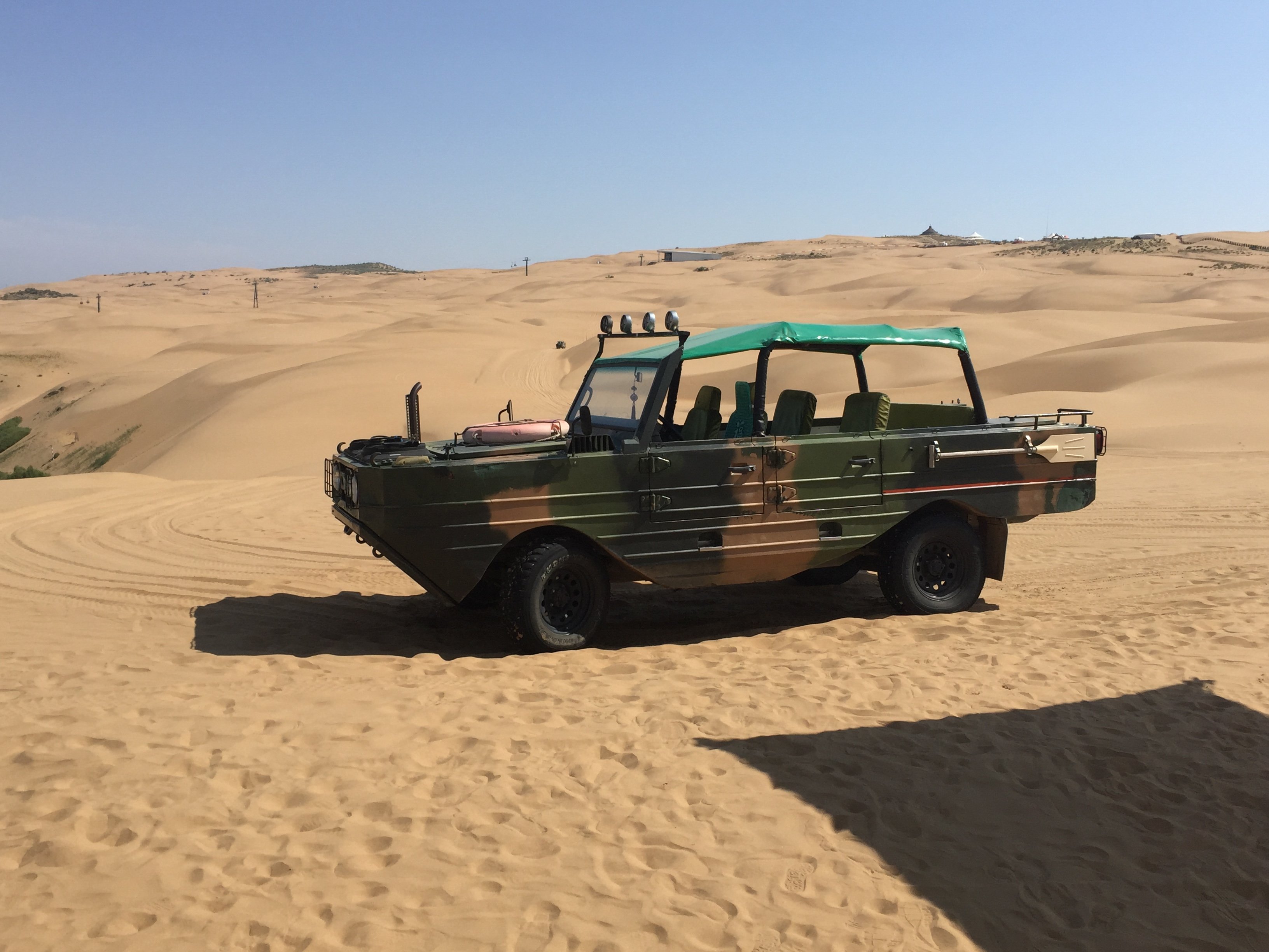 敞篷的沙漠冲沙车,别有一番体验