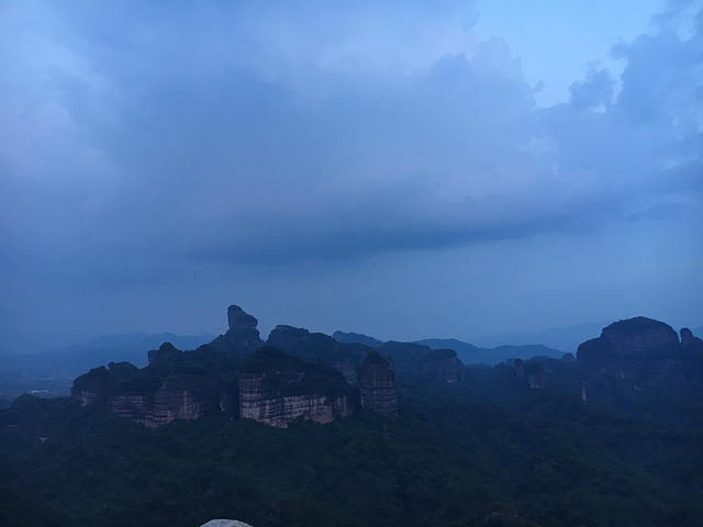 "到观日亭了，没有日落，却看到了丹霞山最美的风景，远处应该就是僧帽峰了。如果有个无人机拍摄，会更加壮丽_观日亭"的评论图片