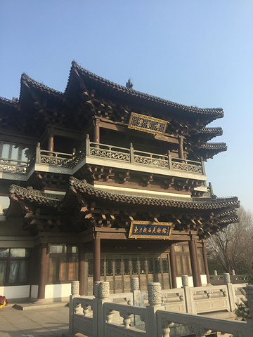 假山上的浩然亭可登高塑远,大明湖的风景尽收眼底_大明湖景区"的