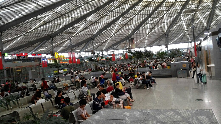 上海南站候车室里买瓶水3元面包5元,而站门口超市里瓶水却要4元,它的