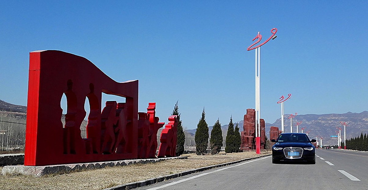 登上涉县赤岸村的将军岭,迎面矗立着12.