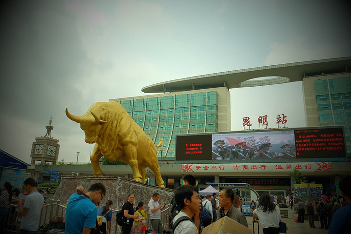 火车站的大金牛,行李寄存就往左前方走就到了!