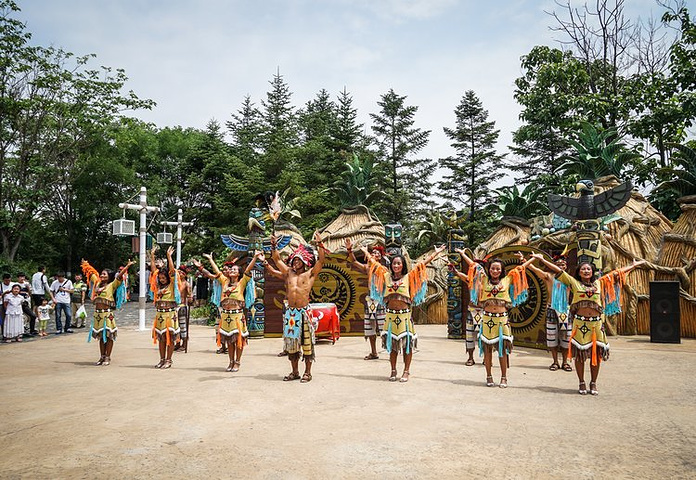 准备好面对刺激了嘛魔法森林中印第安土著风情的太阳祭传说表演很卖力