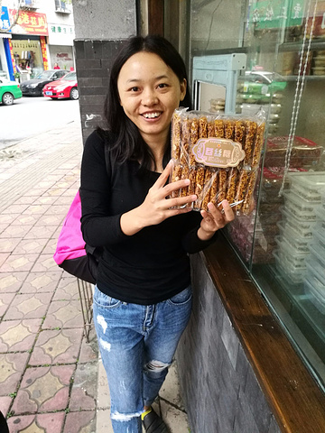 芬子喜笑颜开的,这么开心打包中,因为一会就上高速了大表姐傻乎乎的笑