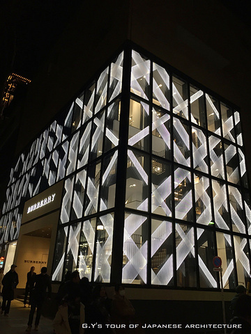 21为了建造安腾设计的购物中心 甲方森地产集体拆除了原有的同润会公寓 玻璃屋顶使自然光线照射到建筑深处 表参道 评论 去哪儿攻略