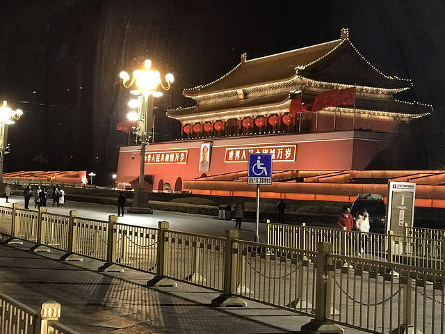 .名的敬仰,夜幕下的长安大街,标志性建筑物都亮