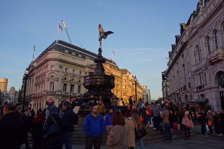 皮卡迪利广场(piccadilly circus)是伦敦最有名的圆形广场,周边建筑
