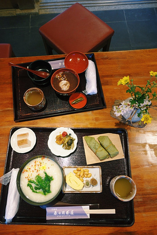 "以十二个月应季食材熬煮的万叶粥出名的和风茶屋。熬粥用昆布高汤，白味噌作底，充满季节的味道_春日荷茶屋"的评论图片