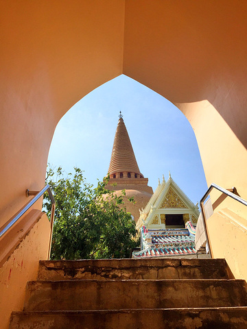 有佛统大塔,六世王行宫,水上市场和佛统艺术大学(泰国佛统皇家大学)等