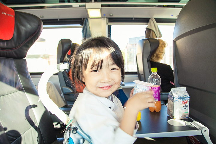 2017浑然不知的我,在一等车厢美美的坐下了。