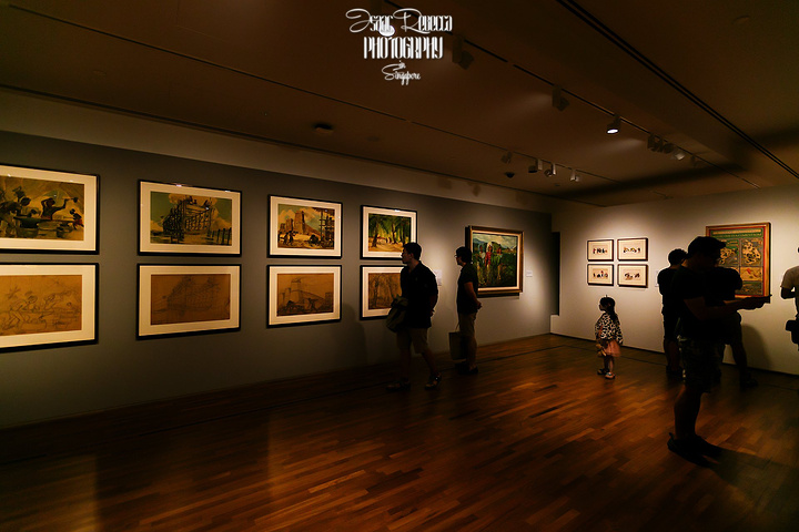 "也有科学的元素,伸手按在圆球上,你会看到神奇的事情发生.