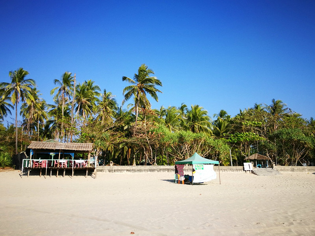 2017沙滩沿岸全是度假村和餐厅,住宿价格不菲