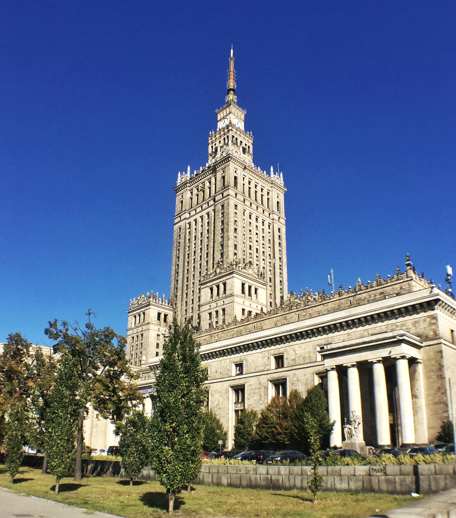 提到这个景点,有些尴尬,因为我们是在去往华沙火车张的时候意外发现的