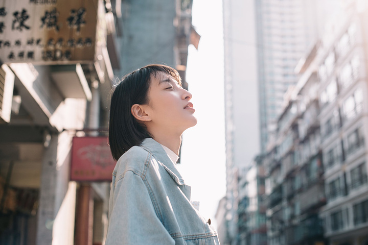 开始各种摆动作照片拍起来了。坐免费巴士到了