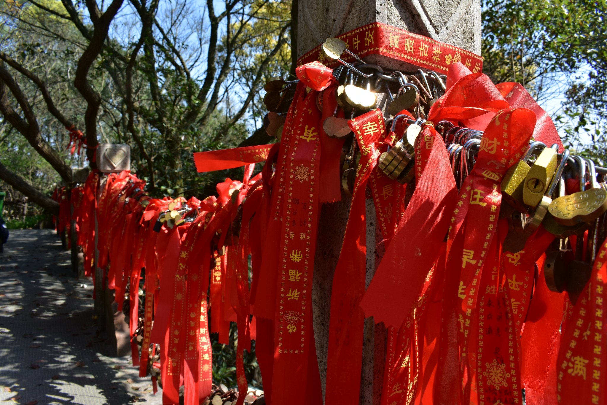 心石面前的铁链上照例是很多祈福红布条