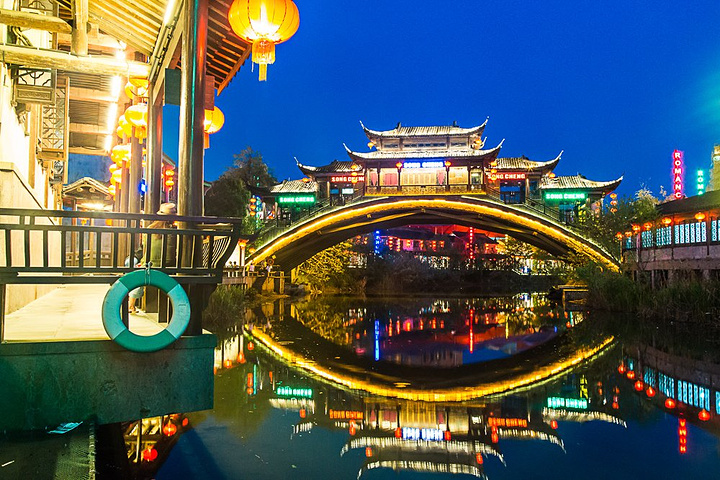 晚上的风景完全不同所以特别推荐夜游宋城推荐住在宋城景区附近的酒店