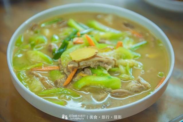 岭上人家琼楼玉宇烤全羊