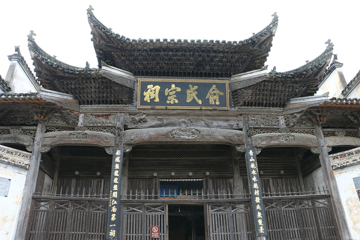 也不算明亮但看着屋里还是保留着古老的钟表和老式的电视机会给人一种